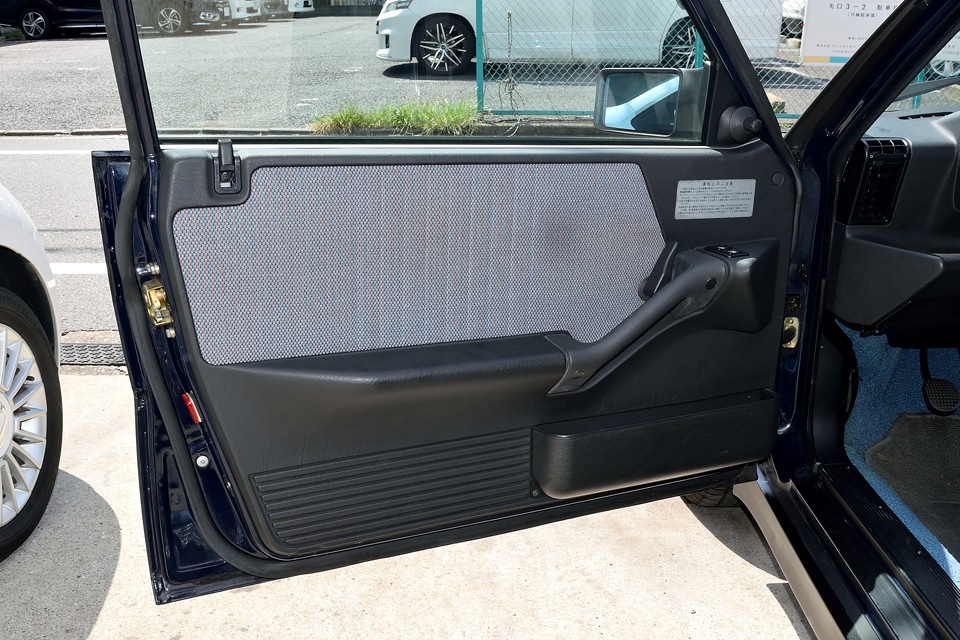 室内クリーニングはまだなので、運転席の内張りに少し汚れがありますが、もちろん納車の際には清掃させていただきますので、気にならない程度にはなると思います。