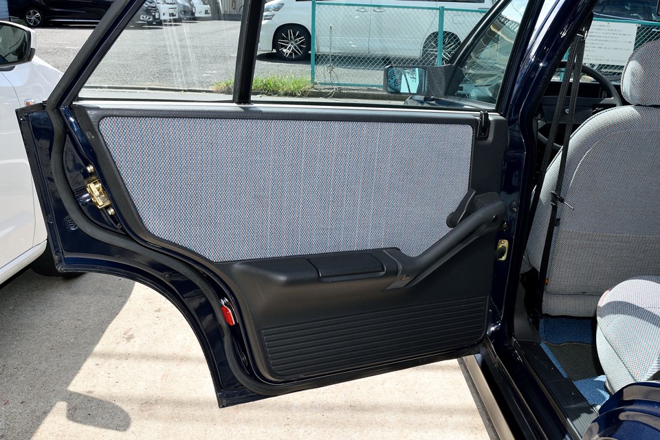 後席は使用頻度が少なかったんでしょうね、ご覧の通り気持ち良くお乗りいただける状態です。