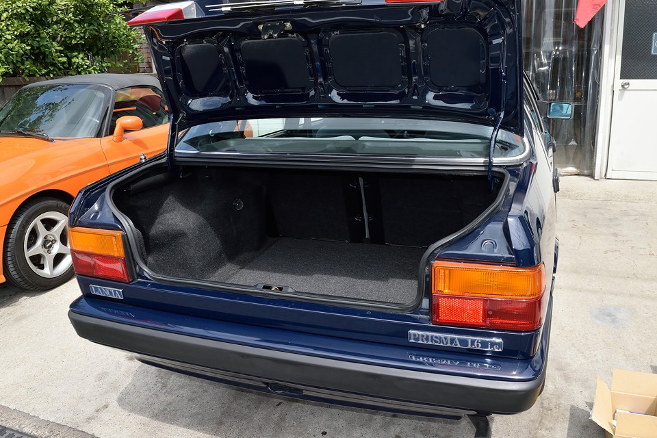 後ほど、その他の修理、交換内容はご覧いただくとして、小ぶりなボディではありますが、セダンですのでトランク容量は十分！リアシートも可倒式ですので、いざとなれば更に広大なスペースに！