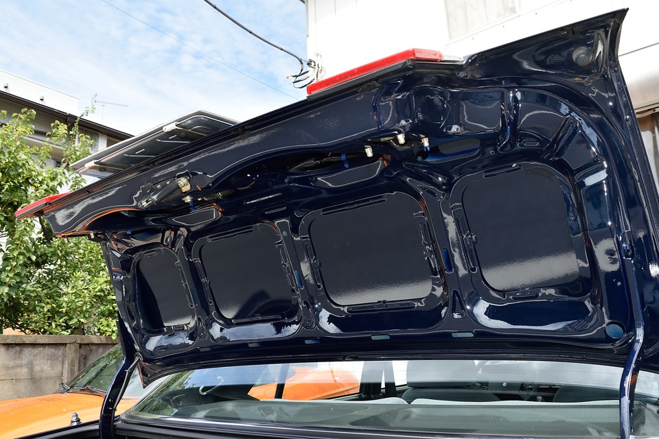 再塗装されていないのに、トランクフードの裏がこの状態・・・かっ、感動の涙が・・・。