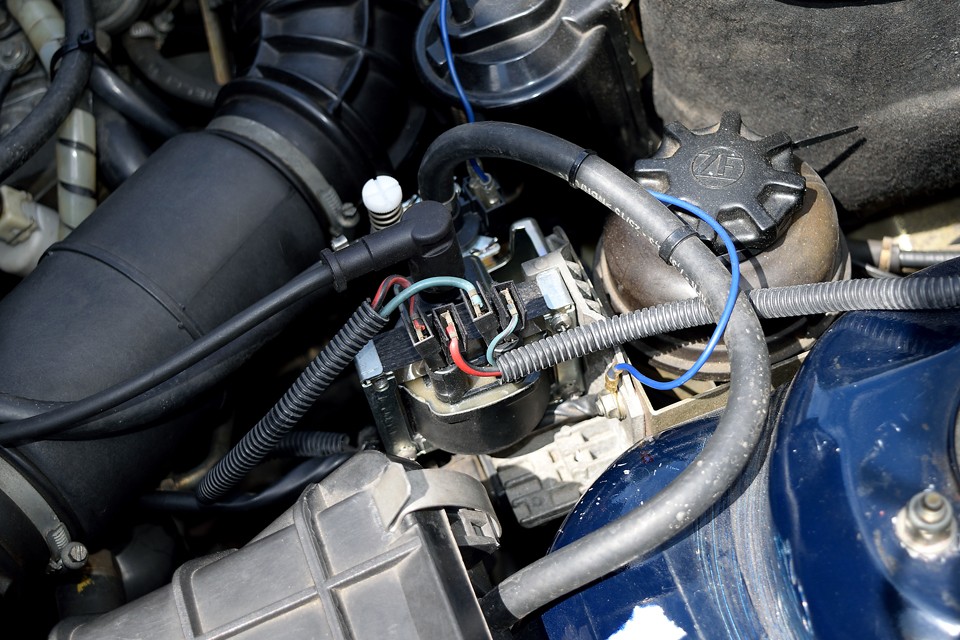 アイドルアップは国産部品に換装されています。オリジナルに忠実に！ももちろん良いのですが、今後の維持を考えて、より信頼のおける現代の部品でこんな風に置き換えることも「あり」ですよね。