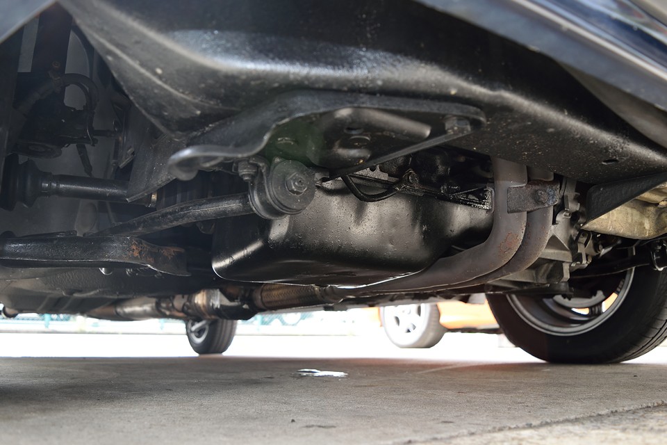 長年のオイルにじみ跡はあるようですが、現在、垂れる様なオイル漏れはありません！下に垂れているのはオイルではなく、クーラーの水！・・・ホントですって！クーラーめっちゃ効いてます！