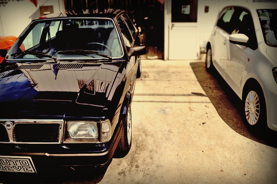 この形から、簡単に、「ごく普通のセダン」とか「平凡なクルマ」と表現されてしまうプリズマですが、でも「普通」って？「平凡」って？