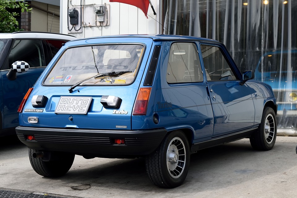 ボディ、バンパー塗装はもちろん、各種レンズ類、グリル、モール、ホイール等の見える部分をほぼ一新した外観は、これ以上は望めないほどの美しさ！