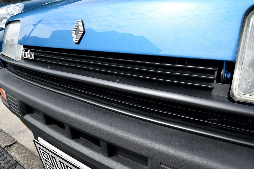 塗装以上に劣化を感じやすい樹脂のグリル、モール、バンパーもご覧の通りの素晴らしい仕上がり！これ以上どうしろと・・・の状態です。