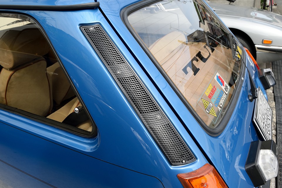 必ず歪んでフニャフニャするCピラーのエアアウターパネルもちゃんと真っ直ぐ！（笑）　留めているネジもオリジナルと同サイズのトルクスネジを使用！