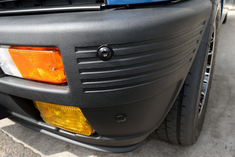 画像で何とかこのバンパーの感じをお伝えしたいのですが、お判りいただけるでしょうか・・・シボもちゃんと残って、塗装をしたとは思えない状態！