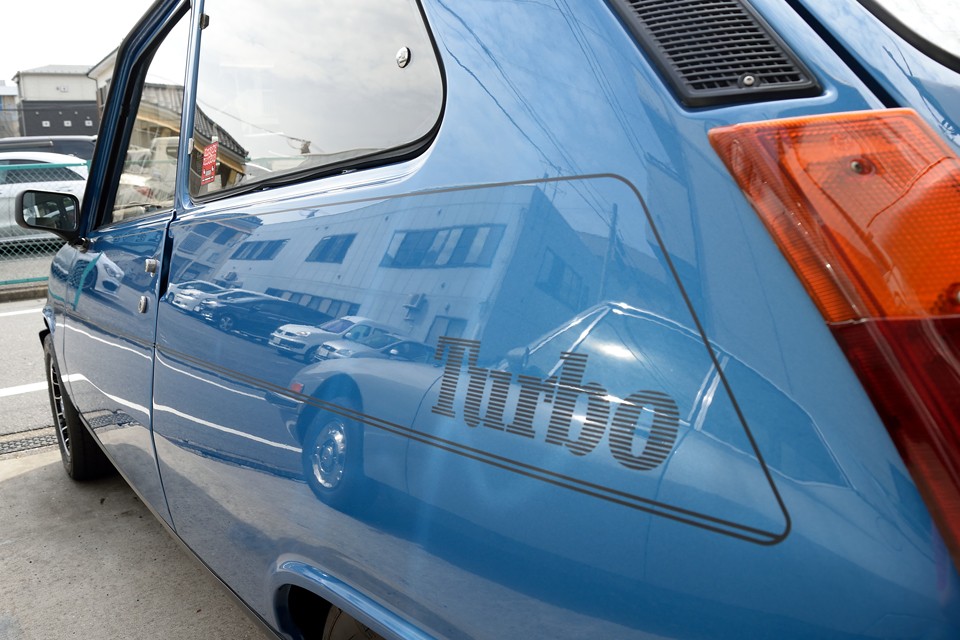 このサイドデカールが新たに製作して貼ったものとは・・・世の中にはスゴイ職人さんがいるものですねぇ。ちなみに前オーナー様、貼り替えようとオリジナルのデカールは入手したそうですが、あまり質が良くなかったので、あえて製作したそうです。って～ことはオリジナル以上？！