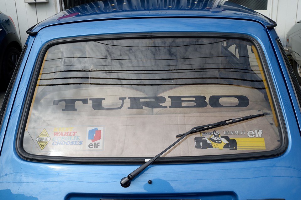 このTURBOの文字やステッカーを含む細かな仕様の参考にされたのは1983年5月号のCGに登場するサンクアルピーヌターボだそうで、見比べると・・・まんま瓜二つ！当時の姿に忠実にって姿勢は大賛成！