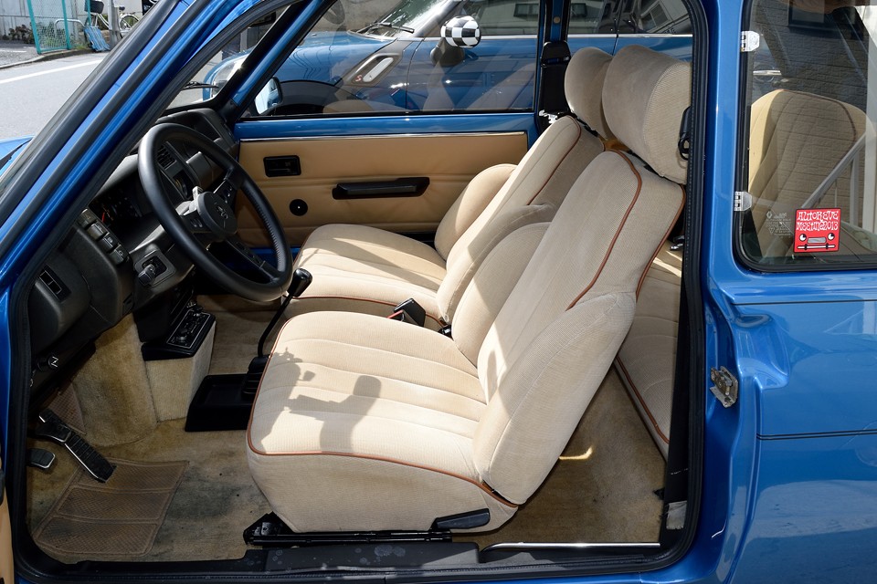 シートももちろん張替済！この生地を探すだけでも大変だと思うのですが・・・生地のカットや茶色のパイピングも見事に再現！