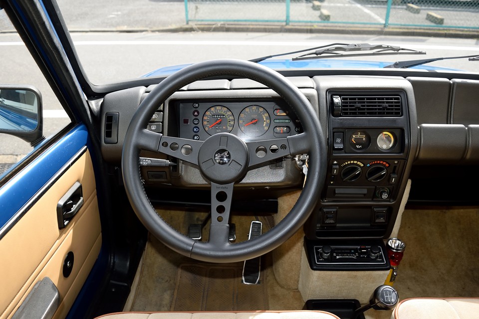 ハンドル革も張替済！経年でどうしてもガビガビになってしまうハンドルですが、これを見ると、何は無くともハンドルの革は重要！っていうのが良く判ります。