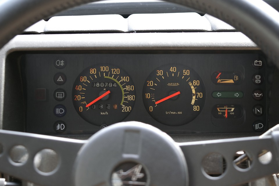 現在、オドメーターはご覧の距離ですが、過去の記録が残っておらず確認出来ませんので走行不明とさせていただきました。おそらく実走行だと思われますが、ただそれも、これだけの仕上げが施されたこのクルマにはあまり意味はないのではないかと・・・。