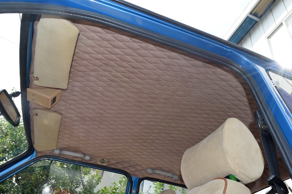 オリジナル？張替？こんな生地、入手はむずかしいはずだから・・・汚れや、劣化で外してしまい、下地のフェルトだけになってる個体が多いのに・・・素晴らしい！