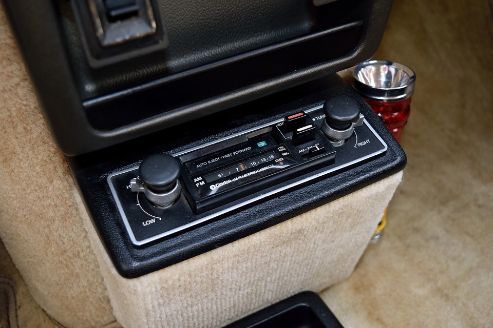 オリジナルのClarion製カセットデッキ＆ラジオ！もちろん稼働状態ですので80年代の音質をお楽しみいただけます！