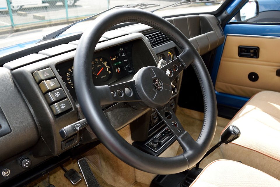 状態の良いハンドルはやはり情報量が豊富です。路面からのインフォメーションを伝えるのは当然ながら、肌触りの良いその感触がドライバーの本能を刺激するのです！