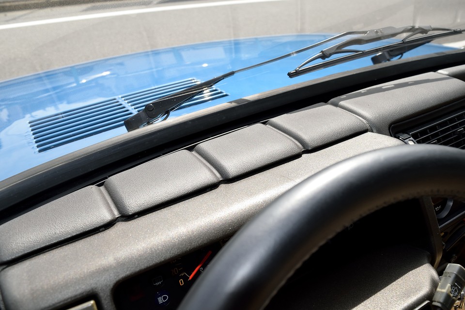 ダッシュパネルは割れどころか、表面のカサカサ劣化もほとんど感じない状態です。これは交換したわけでは無いと思いますので、もともと良い状態の個体だったんですね。それに更に手を加えて仕上げたという典型的な個体ではないかと・・・いちいち感動するっちゅ～の！