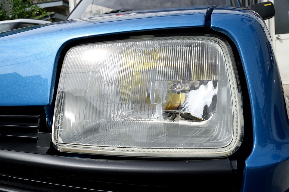 表情の要のヘッドライトは、やはりキレイに越したことはないのです！反射板も全く劣化はありません！そしてバルブはもちろんイエローバルブ！