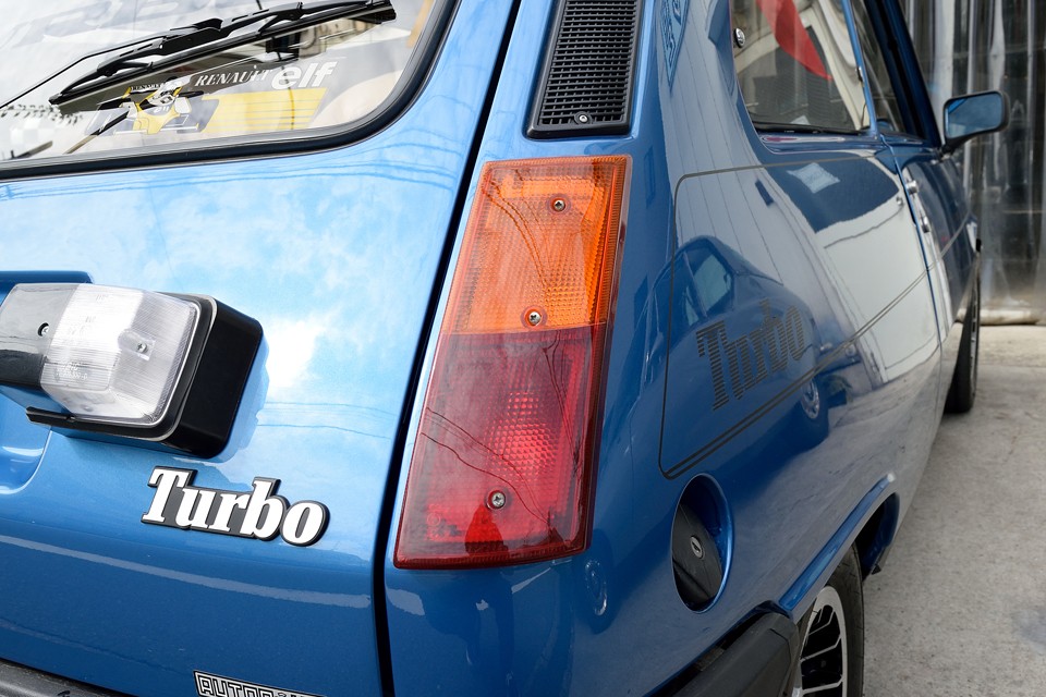 リアレンズも真新しい状態です。ブルーのボディとのコントラストが美しい！