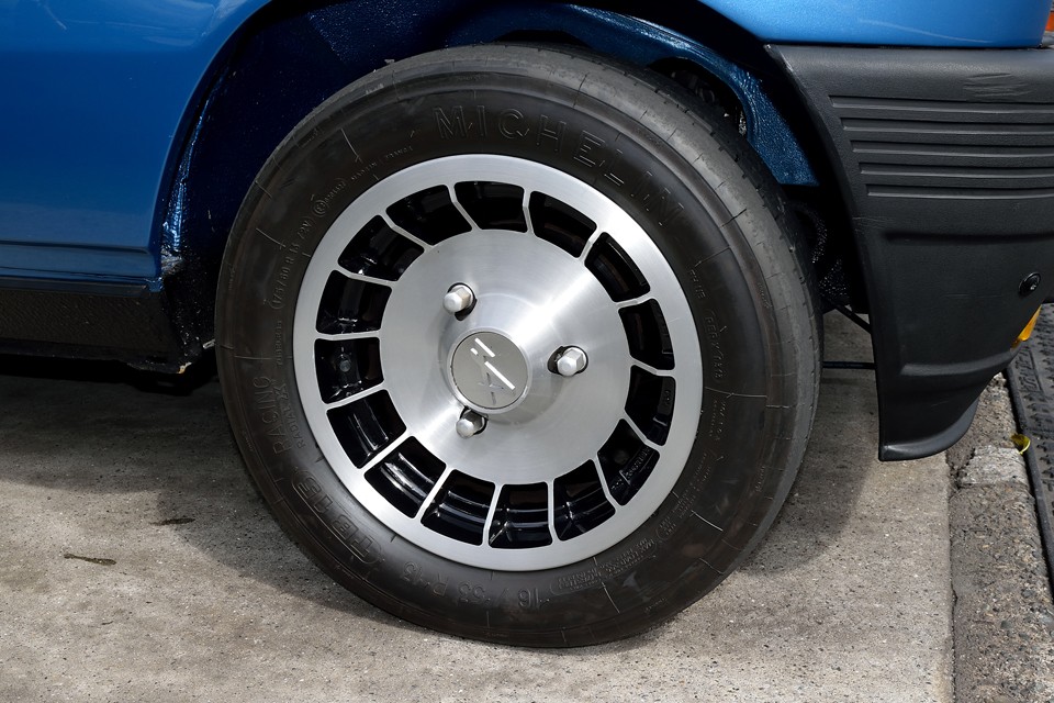 ホイールも質の良いリペア済で、ご覧の美しさ！もちろんキズらしいキズはありません！