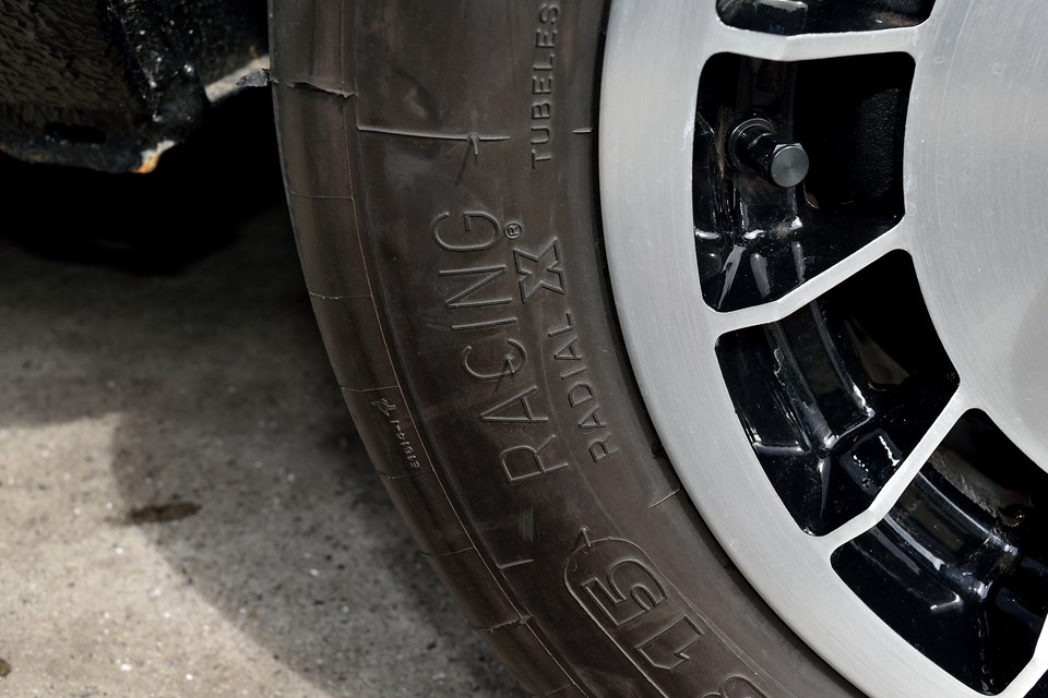 で、何と何とタイヤはClasic MichelinのRACING X！半スリックのめっちゃスゴイヤツ！サイズは16/53R13（=175/60R13）、性能はもとより、そのフォルムがククゥ～！