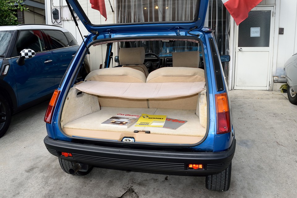 ボディサイズの割にスペースの広いトランクはハッチバック車の良いところ！カーペットの劣化が少し目立ちますが、この状態なら許容範囲かと・・・。