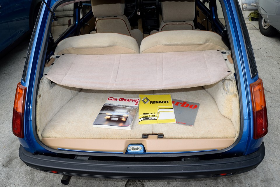 オリジナルのラゲッジカバーはボードでは無く、この布です。5アルピーヌの記事が掲載された当時のCG、当時のカタログもお付けします。これは貴重な資料！