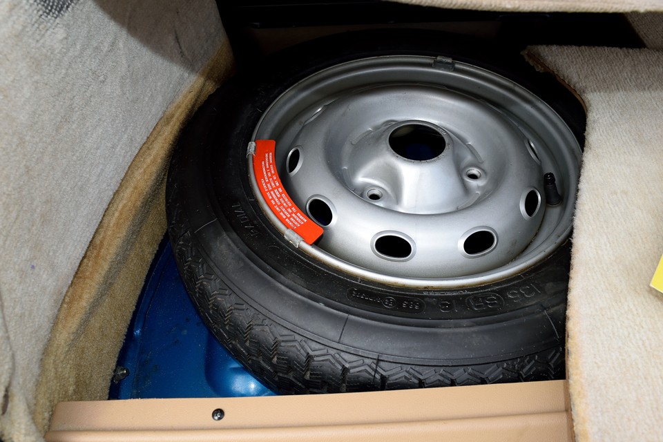 135SR13の細いスペアタイヤももちろん付属します。だいぶ古いようですが、ミシュランXZXを装着！もったいなくて使えないっちゅ～の！