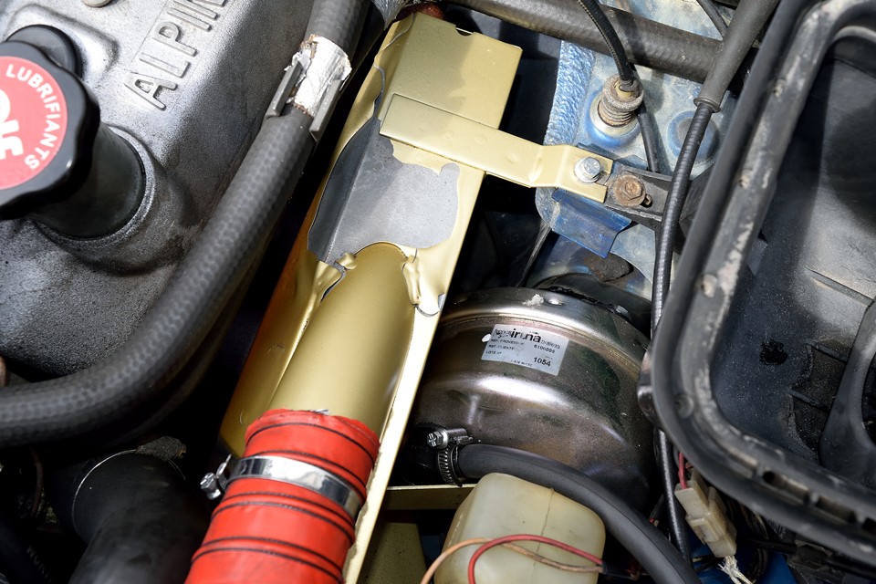 エアインテーク仕切板の塗装が剥げちゃってますが、そもそもこれをちゃんと塗装して仕上げるところが・・・ただものではありません。ちなみにその下のブレーキマスターバック・・・新品交換済！