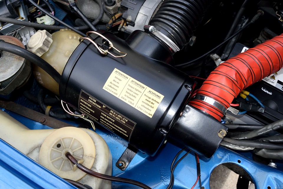 エアクリーナBOXと印象的な赤ダクトも交換済！