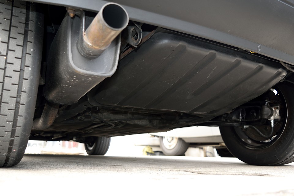 マフラーも・・・これ下廻りだけ見たらほぼ新車じゃん！←だ・か・ら・・・（笑）　あくまで誤解の無い様に、新車では御座いません。1983年式のクルマを仕立てたものです。はい。