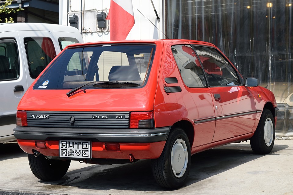 特にこのスッキリとしたリア周りが素晴らしいですねぇ。他のグレードに比べても、デザイナーさんがイメージしたものに一番近い美しいカタチではないかと！