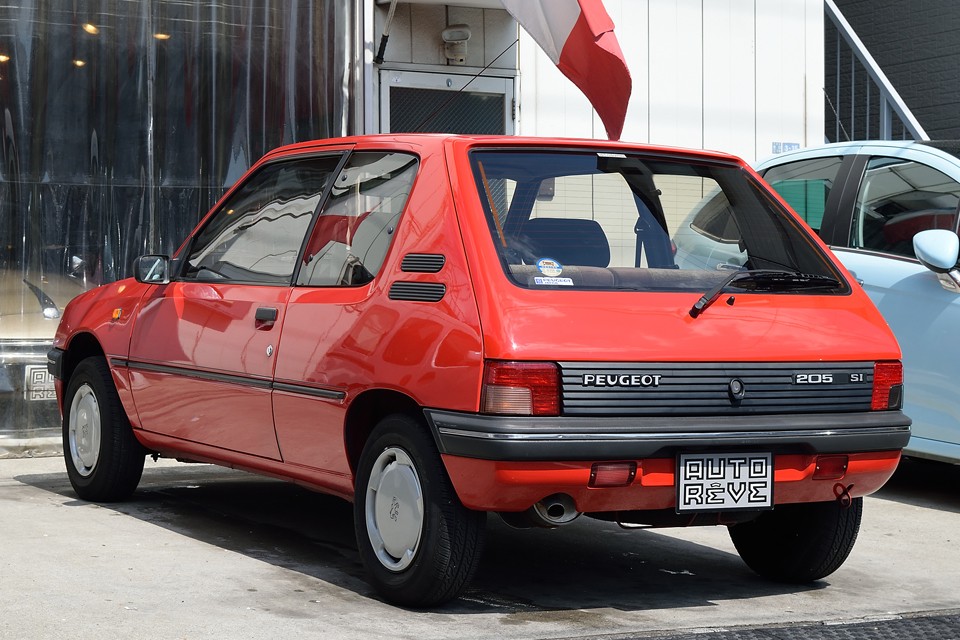 それでいてエンジンはGTi譲りの1.9L！車重が910kgですから、そりゃもうキビキビキビキビ・・・。