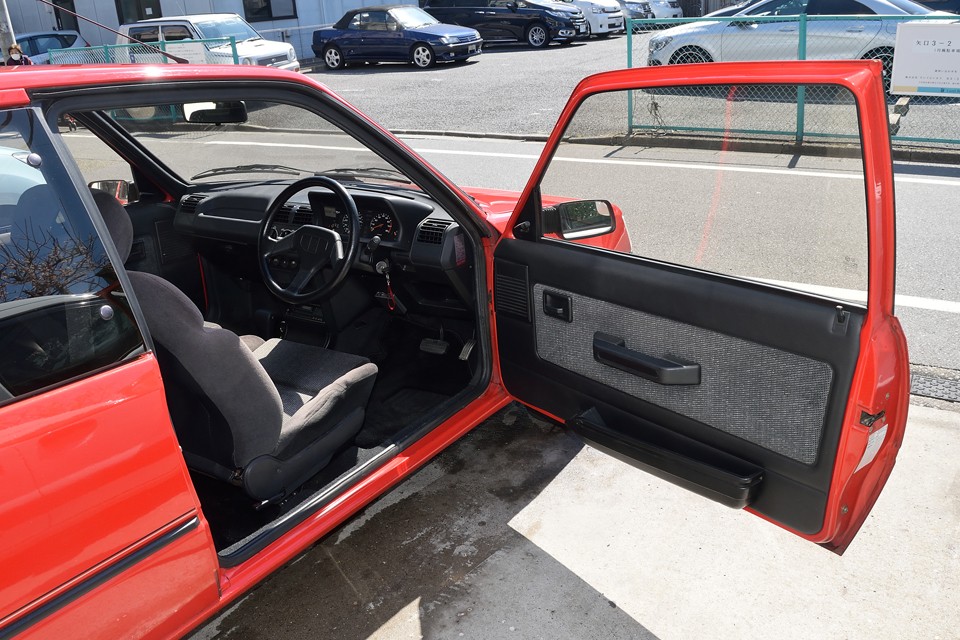 実用車のお手本とも言える程のシンプルで機能的なインテリア！それではどうぞご覧くださいませ～！