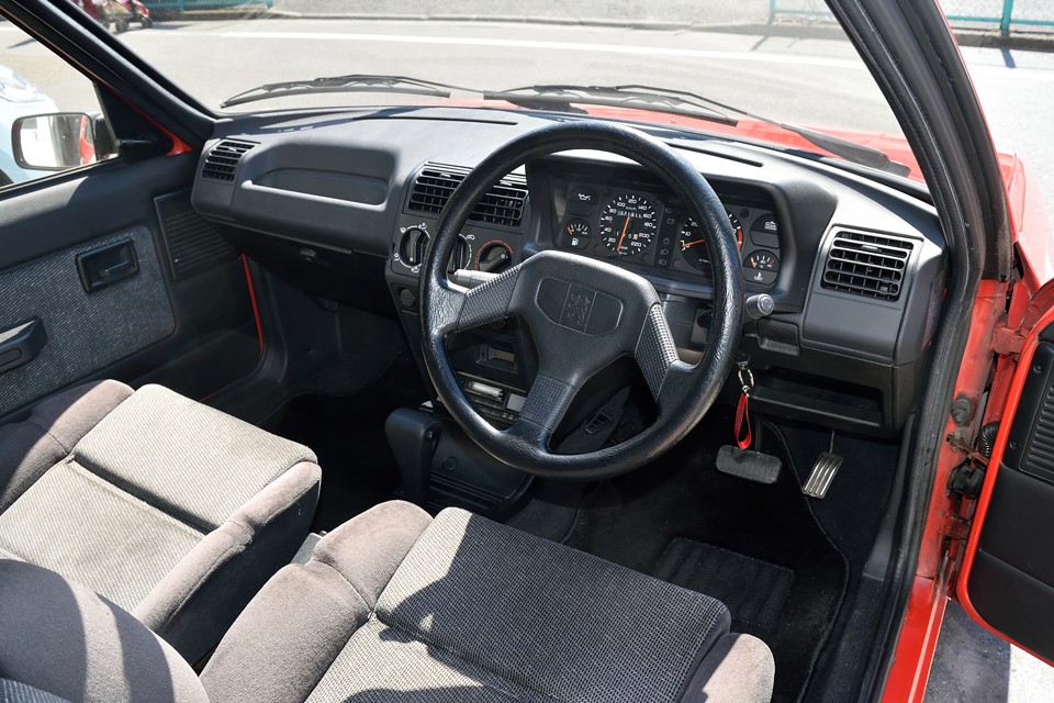 決してハデさは無いですが、違和感の無いスッキリとしたデザイン！良く出来たステーショナリーの様な美しさを感じます。