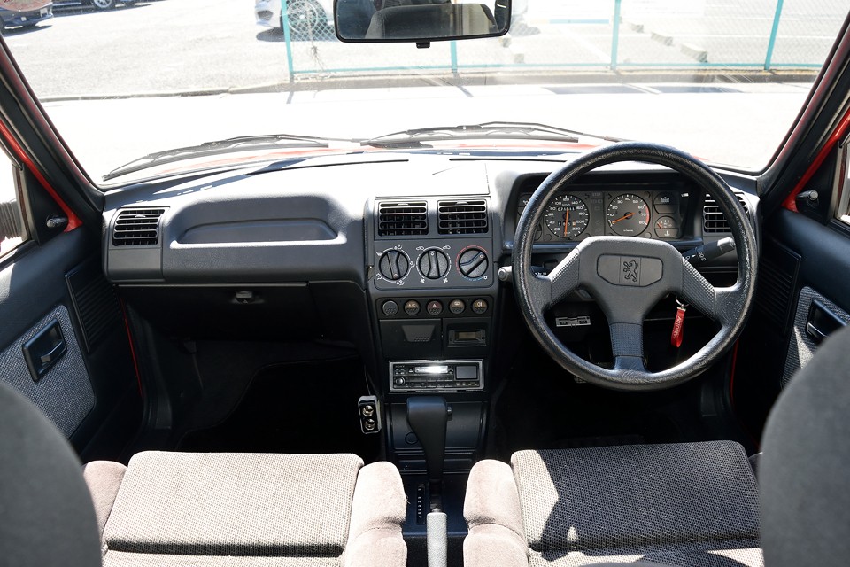 こんな「キレカワ」デザインで右ハンドルのATですよぉ～、奥さ～ん！（笑）