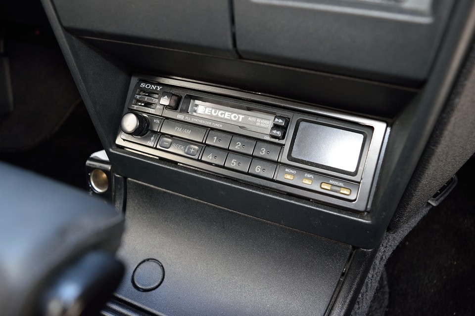 何と、純正のカセットデッキを装備！「PEUGEOT」の書体がククゥ～。