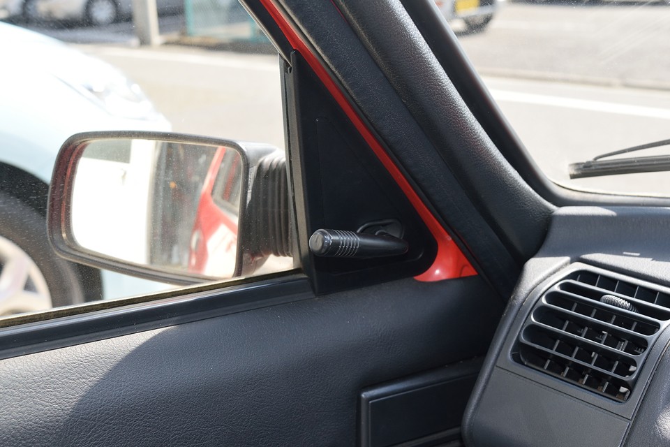 折れてしまってるものが多い、ミラー調整レバーですが、この個体は左右ともに健在！