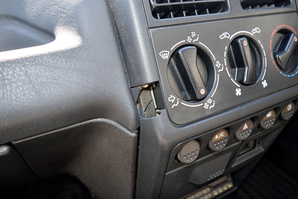 そうは言っても、やはり劣化はあるわけで・・・どうしても劣化で弱くなってしまう樹脂のセンターパネルの一部が欠けてしまっています。