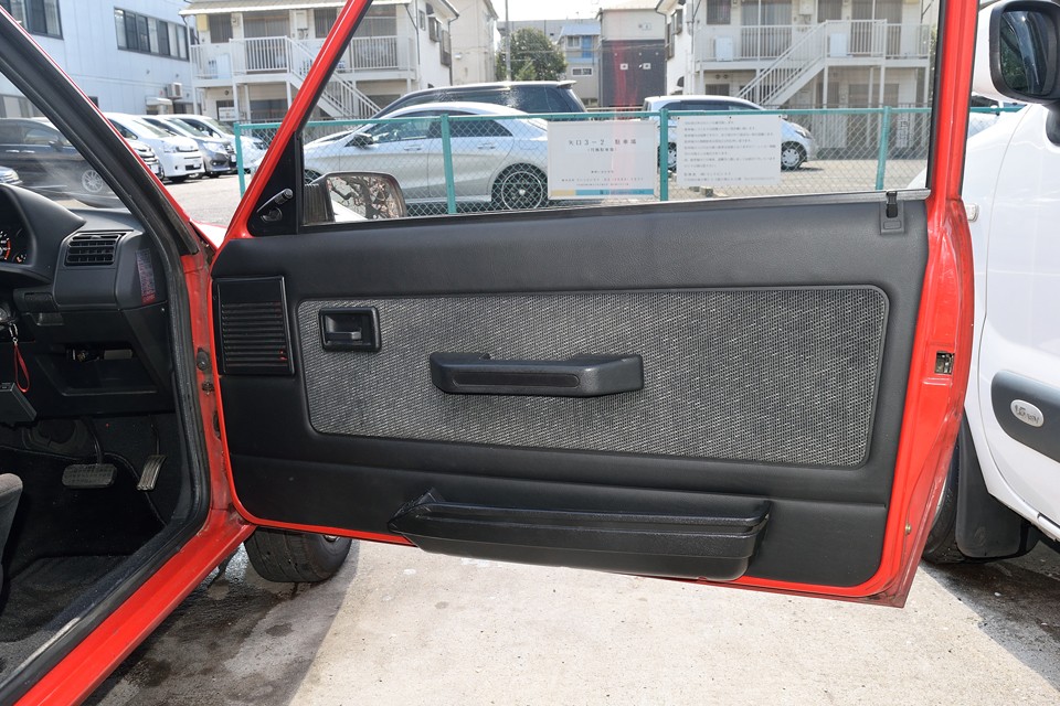 ドアの内張りも清潔感のある状態！直接手の触れるところですから、キレイに越したことはないですよね。