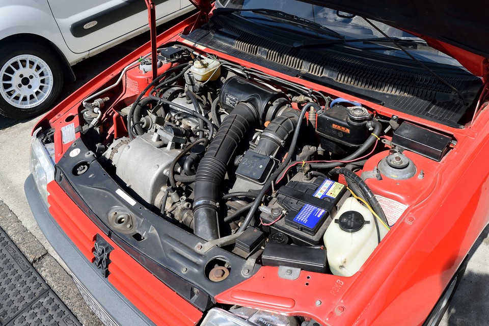 エンジンはGTi譲りの1.9L！最高出力100ps/6000rpmを発生！あのカブリオレのCTIと同じパワーユニットです。それでCTIより70kgも軽量なんですから、キビキビ度はお判りいただけますよね。