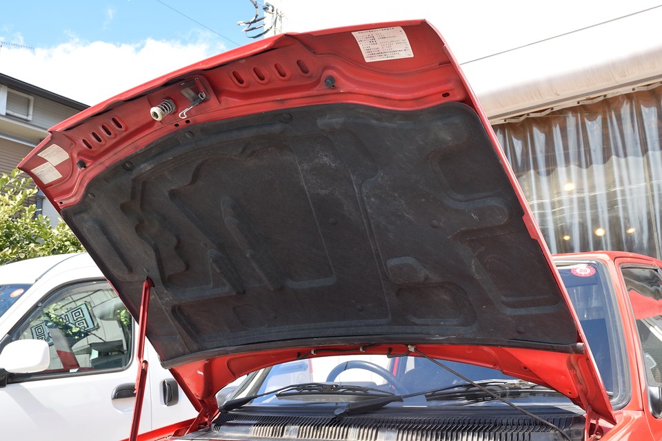 ボンネット裏もご覧の状態！ご安心いただけるかと・・・おっと、忘れちゃいけないタイミングベルトですが平成27年7月、63,465km時に一式交換歴あり！これまた安心でしょ。