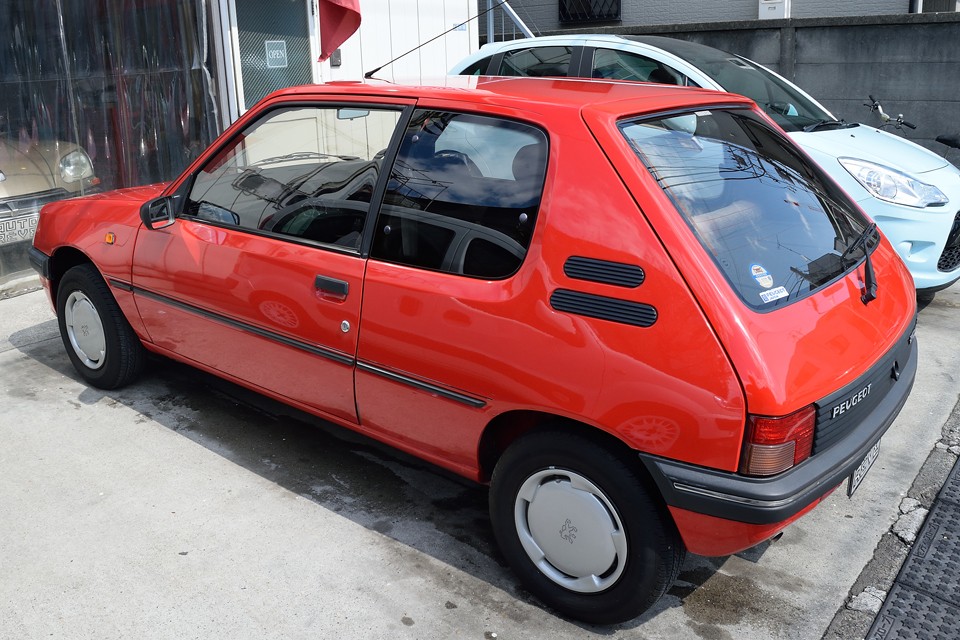 ピニンファリーナとプジョーの共同開発による205！美しいのも納得ですね。