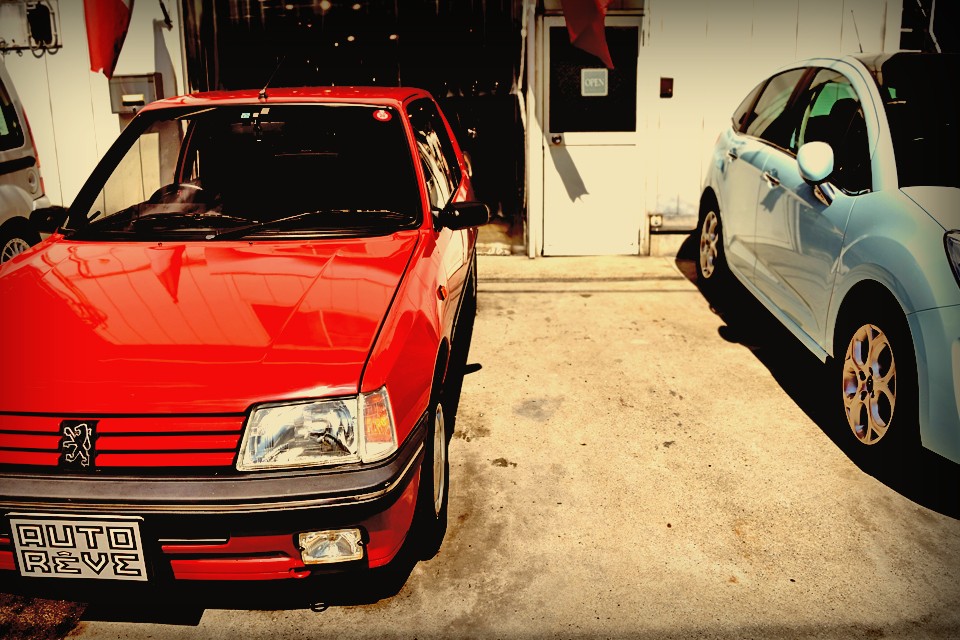 205って言えば、どうしてもラリーでのイメージが強いのでGTiみたいなスポーティーなモデルが目立ちますが、本来のコンセプト、デザインはもちろんこっち！