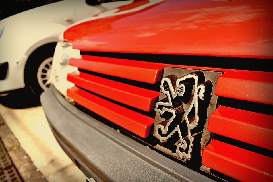 デザインはシンプルな本来の205で、パワーユニットはGTi譲り・・・更に乗り心地は、ザ・猫足・・・今は残念ながら失ってしまった、プジョーらしさを味わうには最適な1台かと・・・。