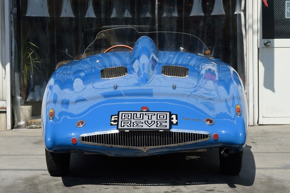 直訳すれば『機械的に1063を 装備』。つまり、このクルマ、中身は1951～1952年の2年間の間に80台のみ製造された、レース参戦を目的としたチューニング4CV、R1063なのです。