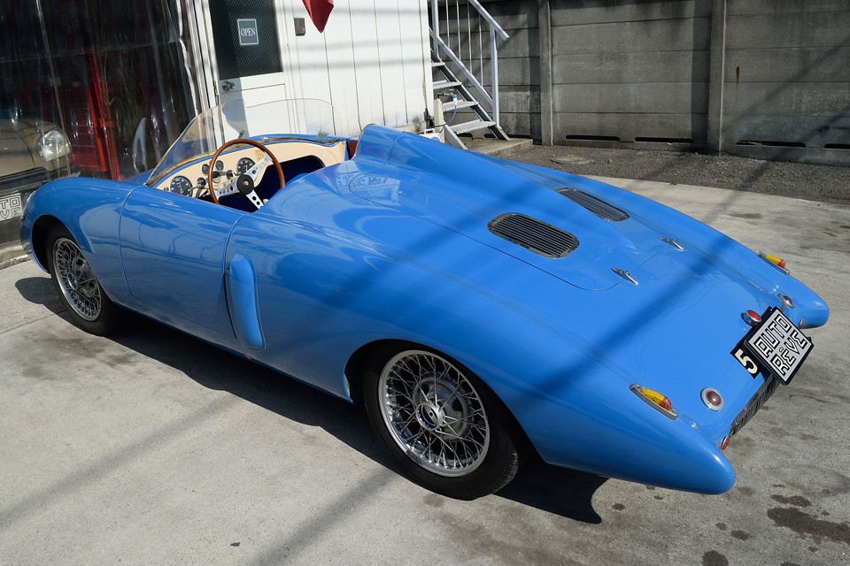 そう思えるほど流麗で美しいスタイル・・・「空力を追求した結果の美しさ」「職人の手仕事による繊細なボディワーク」とか、そんな言葉では陳腐に思えるほどの圧倒的な美しさなのです。