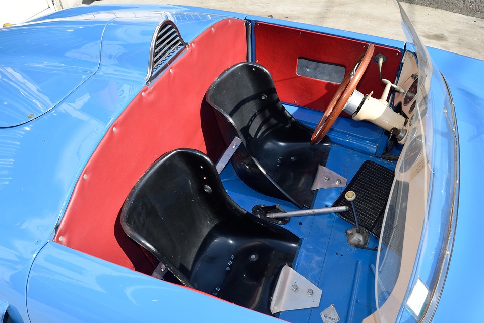 遡る事3年の1953年、天才2人は、きっとこのRenaultBarquettaを見て、触れたはず・・・それが少なからずも影響を与えたのではないか！と言ったら言い過ぎでしょうか・・・。