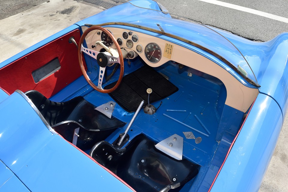 ボディはオールアルミ製で、職人による手造り・・・軽量なのはもちろん、その美しい造形を実現するため、当時考え得る最良の素材・・・。