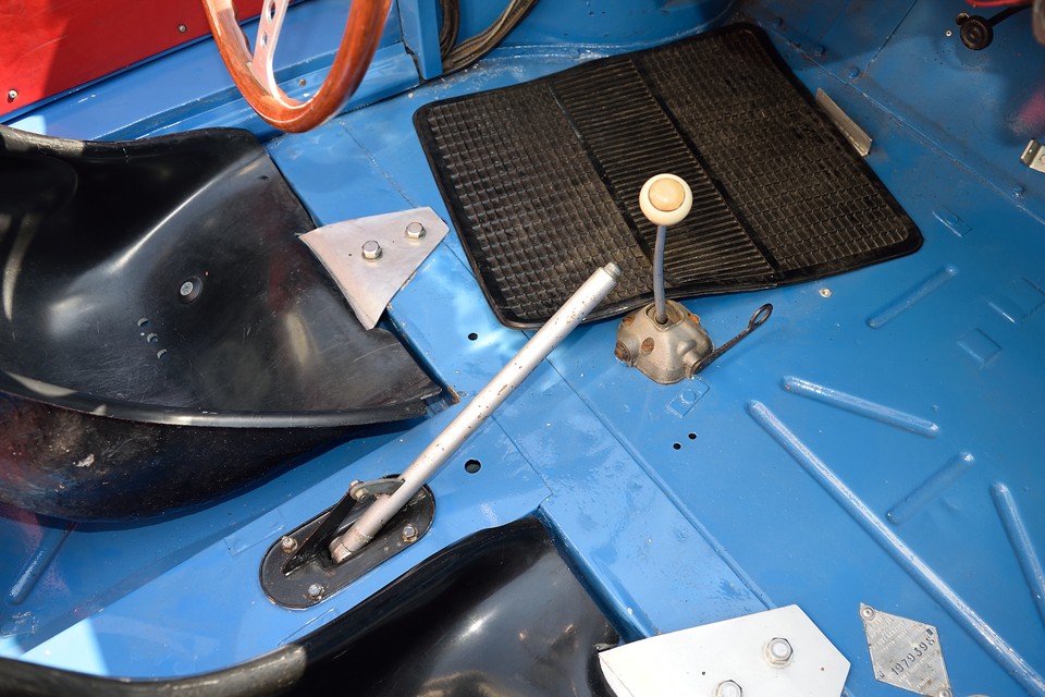 レースカーでは不要と思われる、ライトトリムやリアグリルの装飾を施し、フランス車である事の誇りをさりげなく主張し・・・。