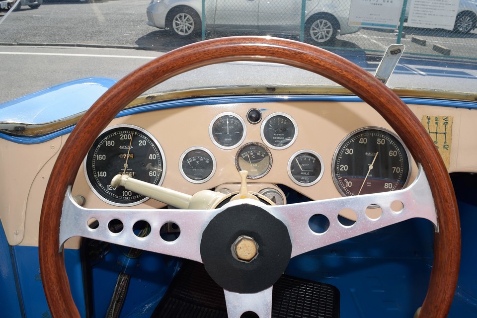 エキゾーストが奏でるサウンドは、イタリア車のそれとは違う、武骨で、飾りの無い素っ気なさは、量産フランス車と同様・・・。